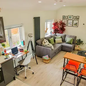  Apartment New Cosy & Secure - 2 Bed - Free Wifi - Modern & Functional