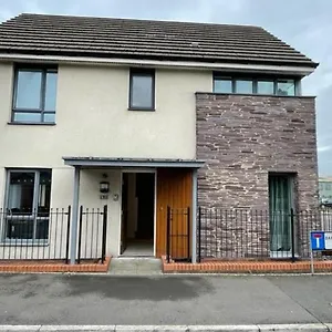  Holiday home In Cardiff. Sleeps 6